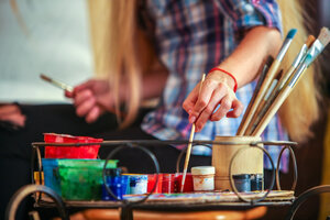 Pinsel und Farbtöpfe in Malerwerkstatt | © Gennadiy Poznyakov - adobestock